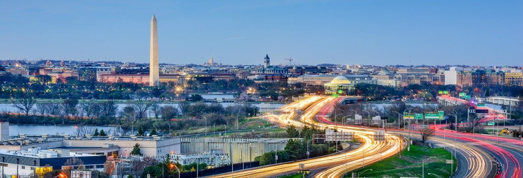 Straßen in Washington D.C. am Abend mit Beleuchtung